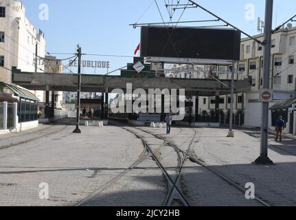 Tunis. 16.. Juni 2022. Das Foto vom 16. Juni 2022 zeigt einen leeren Bahnhof und Busbahnhof in Tunis, Tunesien. Tunesische Beschäftigte des öffentlichen Sektors führten am Donnerstag einen Generalstreik über 159 öffentliche Institutionen aus Protest gegen die Ablehnung ihrer Forderungen nach Lohnerhöhungen durch die Regierung durch. DAZU: „Tunesiens Beschäftigte im öffentlichen Dienst halten Generalstreik wegen Lohnerhöhung“ Kredit: Adel Ezzine/Xinhua/Alamy Live News Stockfoto