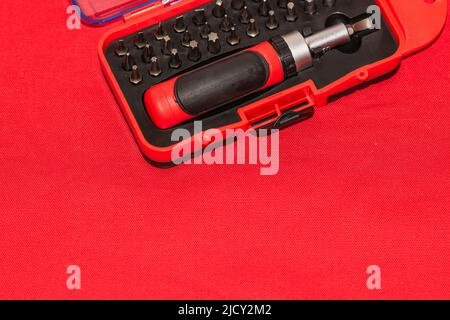 Nahaufnahme des austauschbaren Schraubendrehersatz mit verschiedenen Arten von Metallstahlköpfen und -Bits. Stockfoto