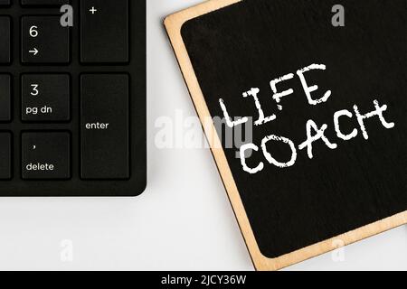 Handschrift Text Life Coach. Konzeptfoto Eine Person, die Kunden berät, wie sie ihre Probleme oder Ziele lösen können Computertastatur und Symbol Stockfoto