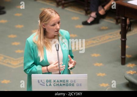 Brüssel, Belgien. 16.. Juni 2022. Vooruit's Melissa Depraetere, aufgenommen während einer Plenarsitzung der Kammer im Bundestag in Brüssel, Donnerstag, 16. Juni 2022. BELGA FOTO HATIM KAGHAT Kredit: Belga Nachrichtenagentur/Alamy Live News Stockfoto