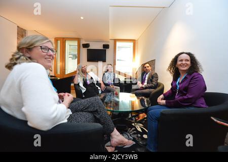 Edinburgh, Schottland, Großbritannien. 16.. Juni 2022. IM BILD: Sharron Davies (2. l) und (Mitte) Mara Yamauchi sprechen mit dem schottischen Labour-Führer Anas Sarwar im schottischen Parlament. Weibliche Olympiateilnehmer Sharron Davies und Mara Yamauchi besuchten heute Edinburgh, um die Mitglieder des schottischen Parlaments aufzufordern, die Integrität weiblicher Sportkategorien zu gewährleisten. Quelle: Colin Fisher/Alamy Live News Stockfoto