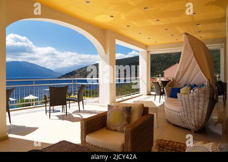 Morgen auf der griechischen Insel. Schöne Aussicht auf Agia Efimia Bucht von einem Hotel, Villa Balkon, Insel Cefalonia, Griechenland Stockfoto