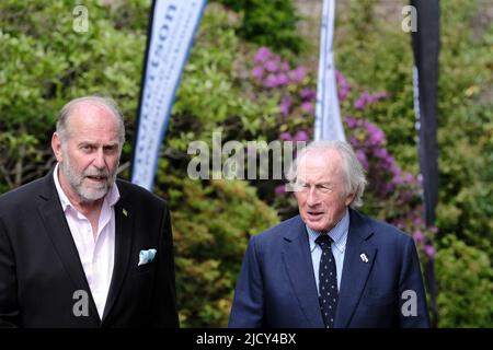 Melrose, Großbritannien. 16.Jun.2022. Borders Book Festival 2022 - Day One Sir Jackie Stewart, OBE, wird von Festivaldirektor ALISTAIR MOFFAT begrüßt und kommt in den Harmony House Gardens an. Sir Jackie Stewart, einer der beliebtesten und angesehensten Namen des Weltsports, Gewinner von drei Formel-1-Weltmeisterschaften und 27 grand prix, OBE kommt zum Festival, um über seine Rennkarriere und sein Leben nach F1 zu sprechen. Seit seiner Pensionierung hat er eine herausragende Karriere im Geschäftsleben aufgebaut, aber auch hart für seine Anliegen gekämpft. Bei dieser Veranstaltung, die nur beim Borders Book Festival stattfindet, wird Sir Jackie will Stockfoto