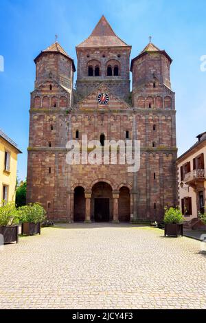 Westfassade der ehemaligen Benediktinerkirche in Marmoutier im Elsass. Frankreich. Dient heute als Pfarrkirche des Dorfes. Die erste Fundatio Stockfoto