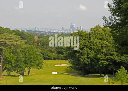 Blick über 9. Green und 3. Green auf dem West Course mit London Skyline im Hintergrund, Sundridge Park Golf Club, Bromley, Kent, England Stockfoto