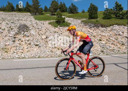 Adne Holter (Uno-x Pro Cycling Team) in Aktion während der drei Kilometer vor dem Ziel. Die Ausgabe 4. der CIC - Mont Ventoux Dénivelé Challenges ist Teil des Veranstaltungskalenders der UCI Europe Tour 2022 in der Kategorie 1,1. Ausgehend von Vaison la Romaine beträgt die zu überdeckende Strecke 154 Kilometer mit einer doppelten Besteigung des Mont Ventoux mit einem Gipfelerfolg. Ruben Guerreiro (EF-Education EasyPost) gewann die Mont Ventoux Dénivelé-Herausforderungen solo vor Teamkollege Esteban Chaves (EF-Education EasyPost) und Michael Storer (Groupama-FDJ) als Dritter. Stockfoto