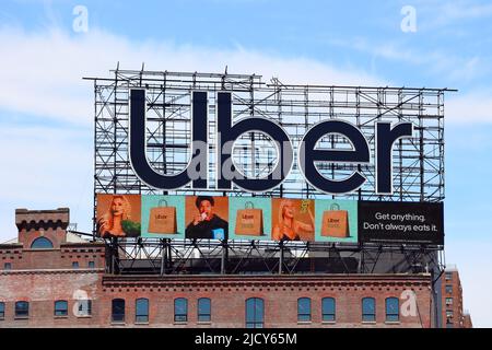 Eine große Plakatwand, die Uber Technologies auf dem Bruckner-Gebäude im Mott Haven-Abschnitt der Bronx, New York, wirbt. Stockfoto