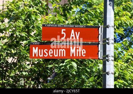 Straßenschild der Museum Mile und Straßenschild der Fifth Avenue im Viertel Carnegie Hill in Manhattan, New York City. Stockfoto