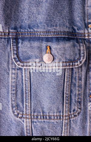 Nahaufnahme eines Elements einer normalen Jeansjacke. Stockfoto