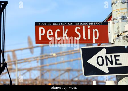 Peck Slip Straßenschild im South Street Seaport Historic District, Manhattan, New York City. Stockfoto