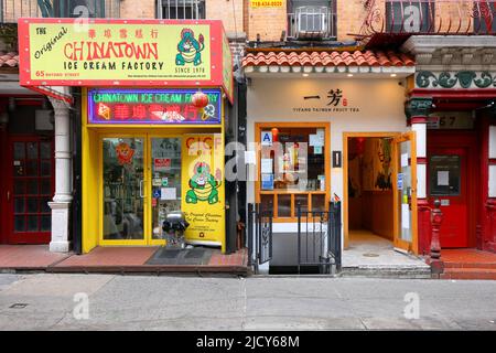 Original Chinatown Ice Cream Factory, 65 Bayard St, New York, Yi Fang Taiwan Fruit Tea, 67 Bayard St, New York. NYC-Schaufenster in Manhattan, Chinatown Stockfoto