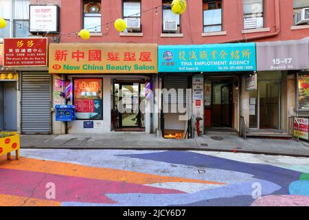 New China Beauty Salon, Arbeitsagentur, 15-17 Doyers St, New York, NYC Schaufenster Foto in Manhattan Chinatown. Stockfoto