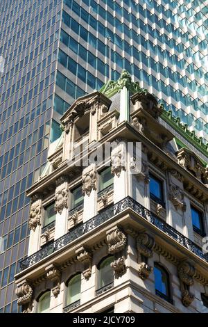 452 Fifth Avenue, Beaux-Arts und Modern Tower kontrastierende Architektur, New York City, USA 2022 Stockfoto