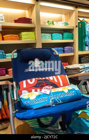 Tommy Bahama an der Fifth Avenue ist ein gehobenes Strandmode-Geschäft in New York City, USA 2022 Stockfoto