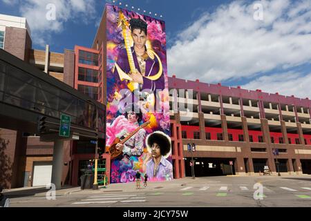 2022 Prince Murals entlang der 1. Avenue North in der Innenstadt von Minneapolis, Minnesota. Stockfoto