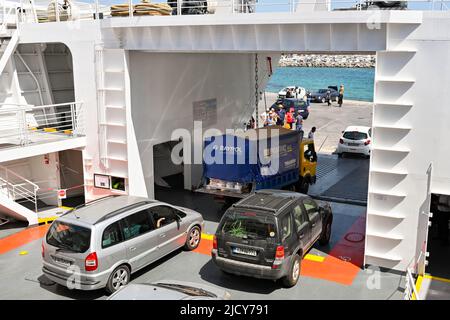 Aegina, Griechenland, - 2022. Mai: Autos fahren von einer Fähre auf der Insel Aegina nach der Ankunft von Athen. Stockfoto