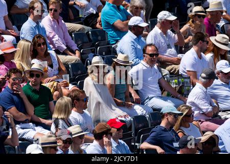 London, Großbritannien. 16.. Juni 2022. Wetter in Großbritannien: Während der Cinch Championships beobachten die Zuschauer ein Tennisspiel auf dem Centre Court im Queen's Club bei Temperaturen von 28C und strahlendem Sonnenschein. Die Prognose für morgen ist, dass die Temperaturen in einer Hitzewelle, die den Großteil des Landes betreffen wird, weiter auf 32C ansteigen werden. Kredit: Stephen Chung/Alamy Live Nachrichten Stockfoto