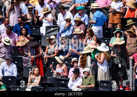 London, Großbritannien. 16.. Juni 2022. Wetter in Großbritannien: Während der Cinch Championships beobachten die Zuschauer ein Tennisspiel auf dem Centre Court im Queen's Club bei Temperaturen von 28C und strahlendem Sonnenschein. Die Prognose für morgen ist, dass die Temperaturen in einer Hitzewelle, die den Großteil des Landes betreffen wird, weiter auf 32C ansteigen werden. Kredit: Stephen Chung/Alamy Live Nachrichten Stockfoto