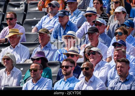 London, Großbritannien. 16.. Juni 2022. Wetter in Großbritannien: Während der Cinch Championships beobachten die Zuschauer ein Tennisspiel auf dem Centre Court im Queen's Club bei Temperaturen von 28C und strahlendem Sonnenschein. Die Prognose für morgen ist, dass die Temperaturen in einer Hitzewelle, die den Großteil des Landes betreffen wird, weiter auf 32C ansteigen werden. Kredit: Stephen Chung/Alamy Live Nachrichten Stockfoto