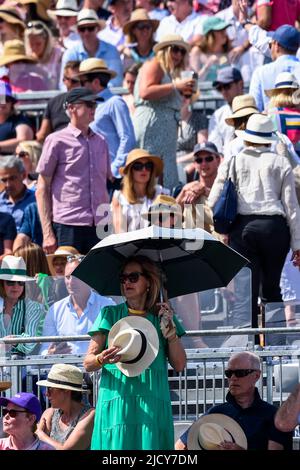 London, Großbritannien. 16.. Juni 2022. Wetter in Großbritannien: Während der Cinch Championships beobachten die Zuschauer ein Tennisspiel auf dem Centre Court im Queen's Club bei Temperaturen von 28C und strahlendem Sonnenschein. Die Prognose für morgen ist, dass die Temperaturen in einer Hitzewelle, die den Großteil des Landes betreffen wird, weiter auf 32C ansteigen werden. Kredit: Stephen Chung/Alamy Live Nachrichten Stockfoto