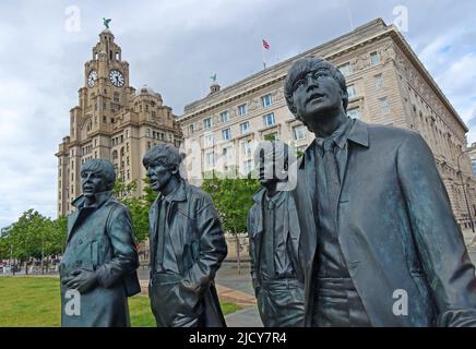 Die Beatles Statuen von Andy Edwards, Liverpool Waterfront, Liverpool Pier Head (gegenüber dem Mersey Ferries Building), Liverpool, Merseyside, L3 1BY Stockfoto