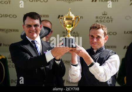 Trainer Aidan O'Brien (links) und Jockey Ryan Moore mit der Trophäe nach dem Gewinn des Gold Cup auf Kyprios am dritten Tag von Royal Ascot auf der Pferderennbahn Ascot. Bilddatum: Donnerstag, 16. Juni 2022. Stockfoto