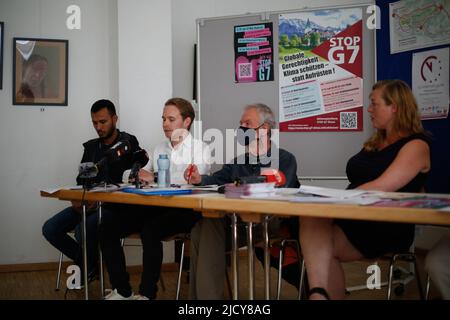 München, Deutschland. 14.. Juni 2022. L-R: Lorenz Haase, Claus Schreer, Julia Killet. Die Organisatoren der Stop G7 Elmau-Proteste am 14. Juni 2022 präsentierten die geplanten Proteste und alternativen Gipfel in München. (Foto: Alexander Pohl/Sipa USA) Quelle: SIPA USA/Alamy Live News Stockfoto