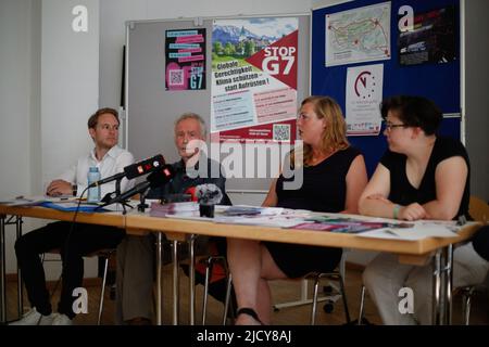 München, Deutschland. 14.. Juni 2022. L-R: Lorenz Haase, Claus Schreer, Julia Killet. Die Organisatoren der Stop G7 Elmau-Proteste am 14. Juni 2022 präsentierten die geplanten Proteste und alternativen Gipfel in München. (Foto: Alexander Pohl/Sipa USA) Quelle: SIPA USA/Alamy Live News Stockfoto
