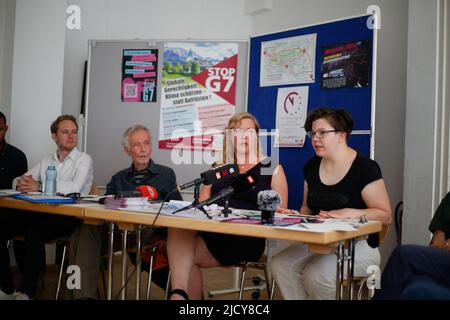 München, Deutschland. 14.. Juni 2022. L-R: Lorenz Haase, Claus Schreer, Julia Killet. Die Organisatoren der Stop G7 Elmau-Proteste am 14. Juni 2022 präsentierten die geplanten Proteste und alternativen Gipfel in München. (Foto: Alexander Pohl/Sipa USA) Quelle: SIPA USA/Alamy Live News Stockfoto