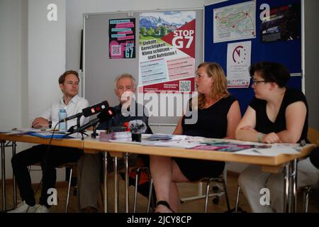 München, Deutschland. 14.. Juni 2022. L-R: Lorenz Haase, Claus Schreer, Julia Killet. Die Organisatoren der Stop G7 Elmau-Proteste am 14. Juni 2022 präsentierten die geplanten Proteste und alternativen Gipfel in München. (Foto: Alexander Pohl/Sipa USA) Quelle: SIPA USA/Alamy Live News Stockfoto