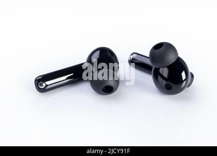 Kabellose Kopfhörer auf weißem Hintergrund. Nahaufnahme des schnurlosen Headsets auf weißem Hintergrund isoliert. Stockfoto