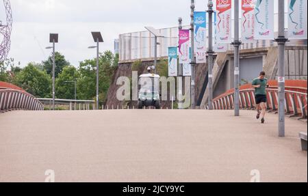 Blick vom Eton Manor Walk, im Olympic Park, Stratford, London, England, Stockfoto