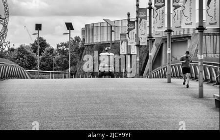 Blick vom Eton Manor Walk, im Olympic Park, Stratford, London. Schwarz und Weiß Stockfoto