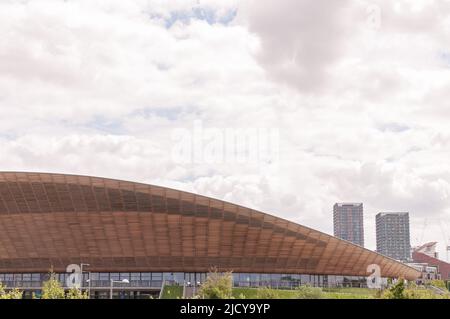 Lee Valley VeloPark Velodrome. Rad- oder Radfahrstadion – Designelemente im Außenbereich. Abstrakte moderne Architektur, London Stockfoto