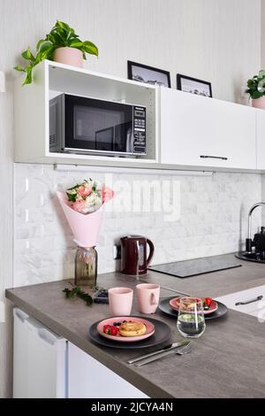 Käsekuchen liegen auf einem Teller und sind mit Beeren verziert Stockfoto