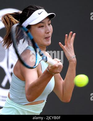 Berlin, Deutschland. 16.. Juni 2022. Tennis, WTA Tour, Runde mit 16 Singles, Frauen, Wettkampf, 1. Runde, Wang (China) - Gauff (USA), Steffi Graf Stadion: Xinyu Wang spielt eine Vorhand. Quelle: Wolfgang Kumm/dpa/Alamy Live News Stockfoto