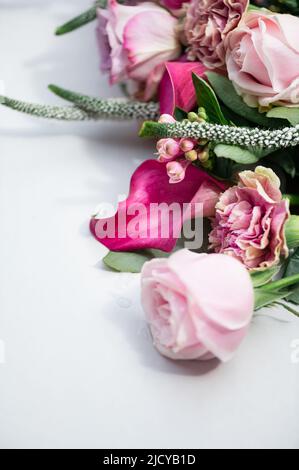 Bouquet von Rosen und cala Lilien Stockfoto