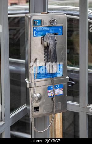 Altes münzbetriebenes öffentliches Telefon oder Münztelefon in der Upper West Side von Manhattan, New York City, Vereinigte Staaten von Amerika Stockfoto