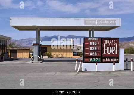 Hohe Gaspreise am Furnace Creek im Death Valley National Park in Kalifornien einer der teuersten Treibstoffpreise in den Vereinigten Staaten Stockfoto