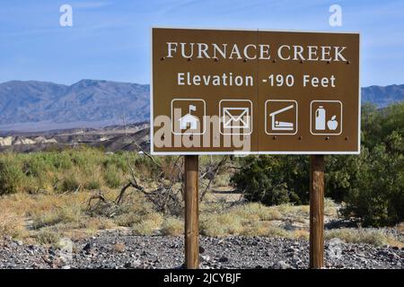 Schild für Furnace Creek im Death Valley National Park in Kalifornien, niedrige Höhe von minus 190 Fuß Stockfoto