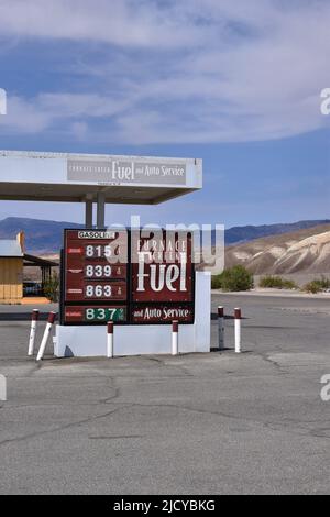 Hohe Gaspreise am Furnace Creek im Death Valley National Park in Kalifornien einer der teuersten Treibstoffpreise in den Vereinigten Staaten Stockfoto