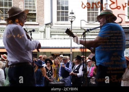 Die Menschen besuchen eine Veranstaltung im Davy Byrnes Pub im Stadtzentrum von Dublin, während die Bloomsday-Feierlichkeiten fortgesetzt werden. Bloomsday ist eine Feier des Lebens des irischen Schriftstellers James Joyce, der jährlich am 16. Juni, dem Tag, an dem sein Roman Ulysses aus dem Jahr 1922 im Jahr 1904 stattfindet, dem Datum seines ersten Ausflugs mit seiner Ehefrau Nora Barnacle, beobachtet wird. Der Tag ist nach seinem Protagonisten Leopold Bloom benannt. Bilddatum: Donnerstag, 16. Juni 2022. Stockfoto