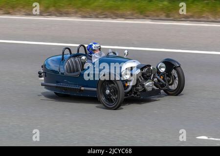 Morgan 3 Wheeler P101, gerade mal 33 Stück, die Aero-Disc-Räder, mit flachen Hella-Scheinwerfern, um Turbulenzen um die Aufhängungskomponenten zu reduzieren. Kein Dach, keine Türen und keine Windschutzscheibe auf der britischen Autobahn M6 Stockfoto