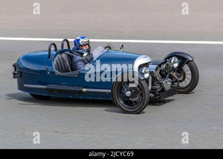 Morgan 3 Wheeler P101, gerade mal 33 Stück, die Aero-Disc-Räder, mit flachen Hella-Scheinwerfern, um Turbulenzen um die Aufhängungskomponenten zu reduzieren. Kein Dach, keine Türen und keine Windschutzscheibe auf der britischen Autobahn M6 Stockfoto