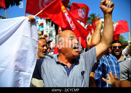 Tunis, Tunesien. 16.. Juni 2022. Unterstützer der Union vor dem UGTT-Hauptquartier in Tunis. Tunesische Beschäftigte des öffentlichen Sektors (UGTT) organisierten einen Generalstreik, der von der einflussreichen tunesischen Allgemeinen Arbeitsunion aufgerufen wurde, höhere Gehälter zu fordern. An dem eintägigen Streik sind 159 öffentliche Institutionen beteiligt, darunter Häfen und Flughäfen in Tunis, Tunesien. (Bild: © Chokri Mahjoub/ZUMA Press Wire) Stockfoto