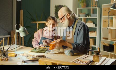 Fürsorglicher Großvater mit seiner Enkelin im Teenage-Alter verbringt Zeit miteinander. Hobby Stockfoto