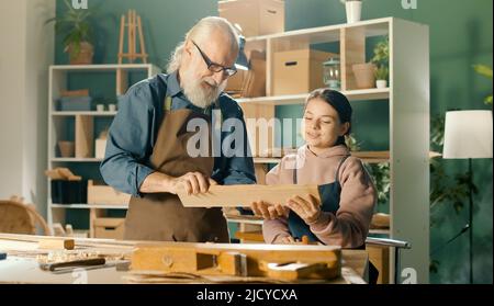 Fürsorglicher Großvater mit seiner Enkelin im Teenage-Alter verbringt Zeit miteinander. Hobby Stockfoto