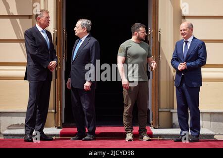 Kiew, Ukraine. 16.. Juni 2022. Der ukrainische Präsident Volodymyr Zelenskyy trifft sich am Donnerstag, den 16. Juni 2022, mit dem rumänischen Präsidenten Klaus Iohannis (L), dem italienischen Premierminister Mario Draghi (2. L), dem französischen Präsidenten Emmanuel Macron (nicht abgebildet) und dem deutschen Bundeskanzler Olaf Scholz (R) bei ihrem Besuch in Kiew, Ukraine. Foto über Ukrainian Presidential Press Office/UPI Credit: UPI/Alamy Live News Stockfoto