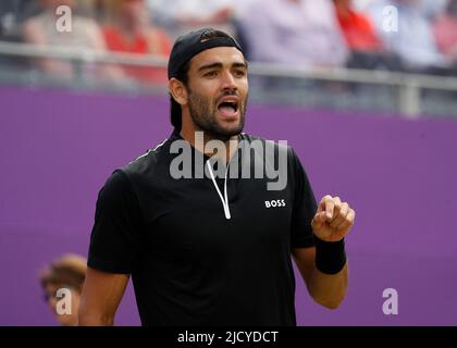 16.. Juni 2022; Queens Club, West Kensington, London, England; Cinch Queens Club ATP Tour 500 Series Lawn Tennis Turnier; Matteo Berrettini (ITA) schreit seinen Trainern entgegen Stockfoto