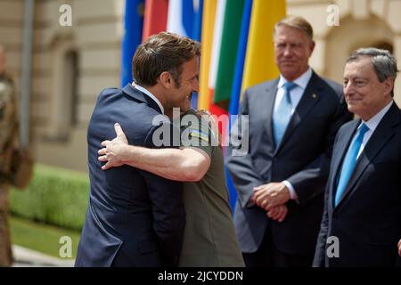 Kiew, Ukraine. 16.. Juni 2022. Der ukrainische Präsident Wolodymyr Zelenskyy umarmt den französischen Präsidenten Emmanuel Macron am Donnerstag, den 16. Juni 2022 in Kiew, Ukraine. Zelenskyy traf sich in Kiew mit dem französischen Präsidenten Emmanuel Macron, dem deutschen Bundeskanzler Olaf Scholz, dem italienischen Premierminister Mario Draghi und dem rumänischen Präsidenten Klaus Iohannis. Foto über Ukrainian Presidential Press Office/UPI Credit: UPI/Alamy Live News Stockfoto